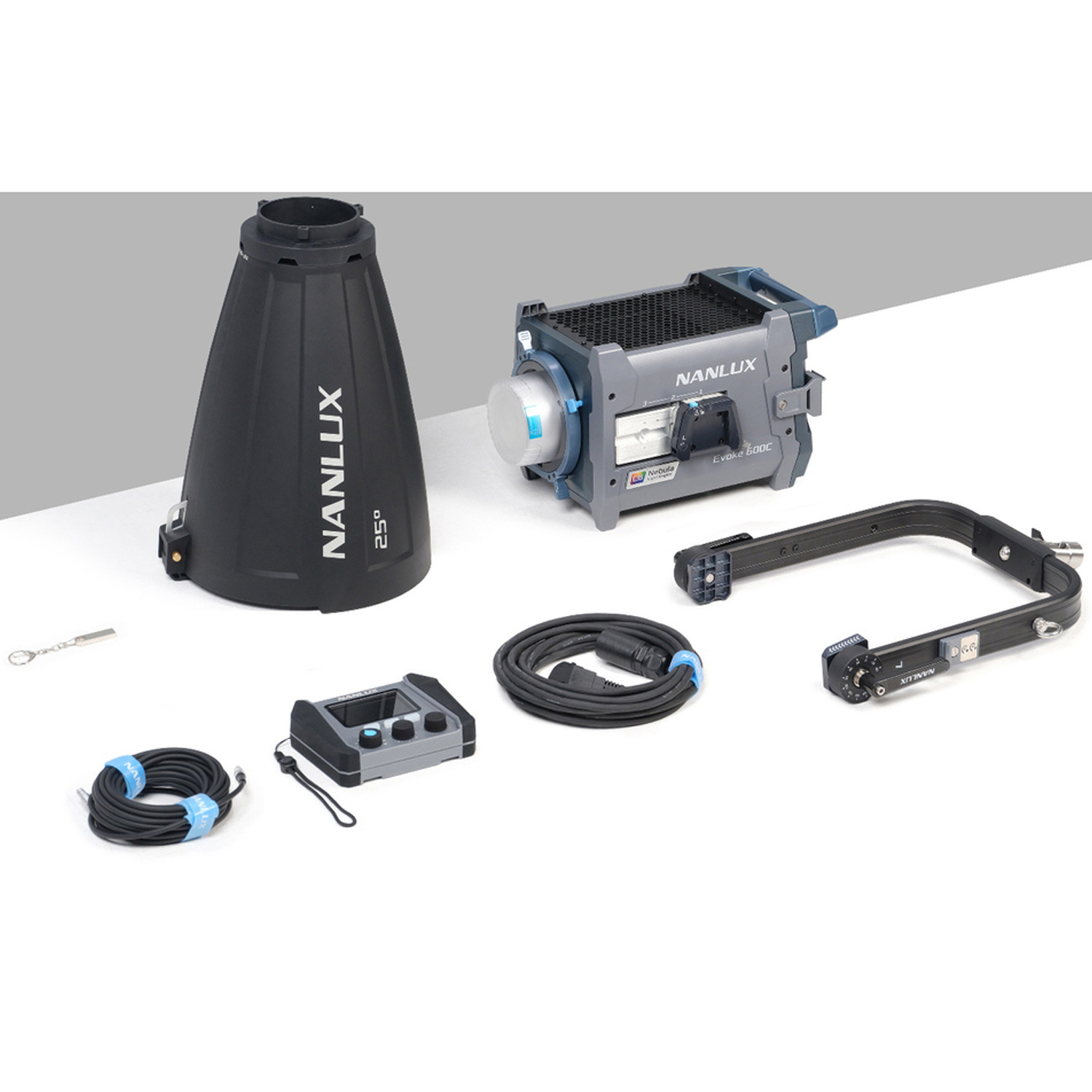 Осв. прибор NANLUX Evoke 600C LED Full-color Spot Light with trolley case фото 3